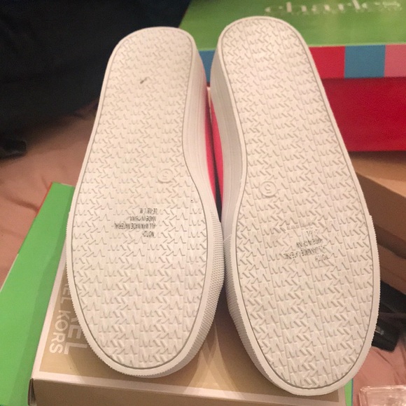 Sneakers - Picture 4 of 7